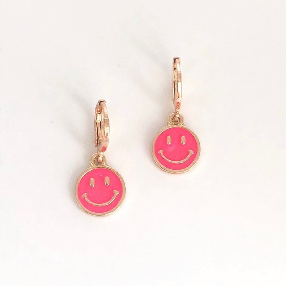 🌟 NEW Smiley Face Huggie Earrings 🌟